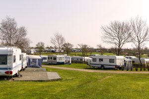 Campingplads med campingvogne