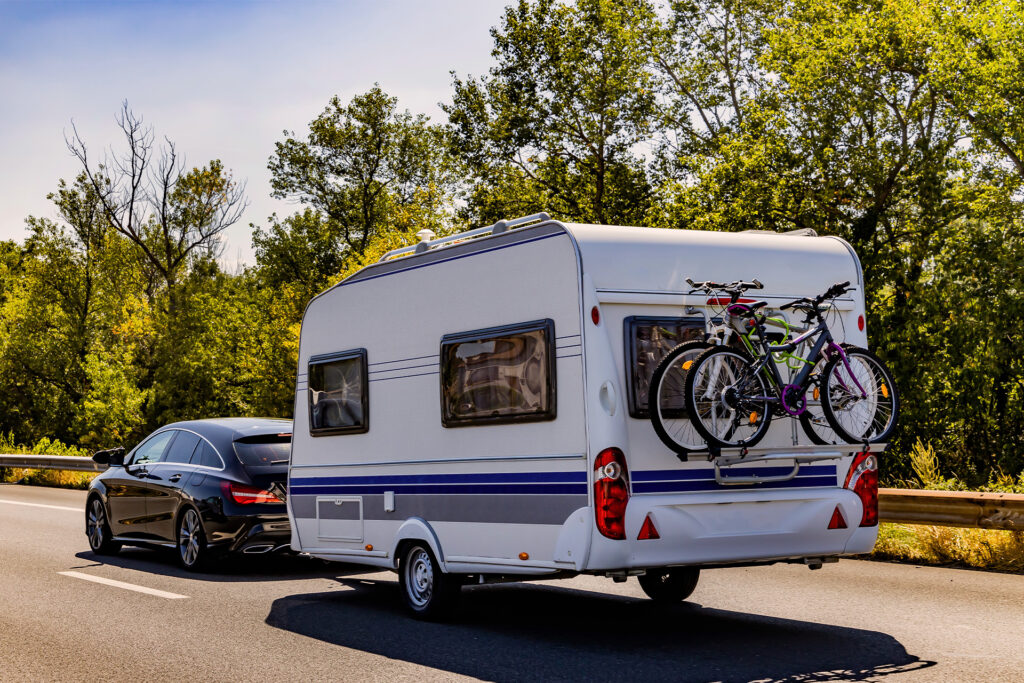Bil med campingvogn