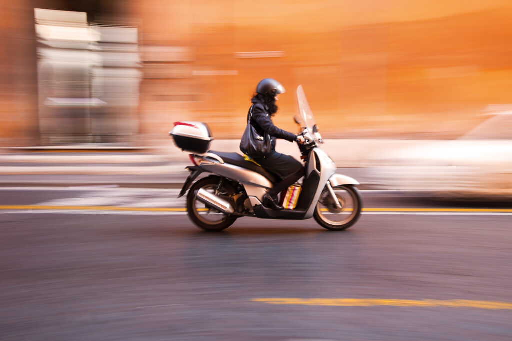 Knallert i fart på vej