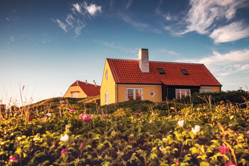 Sommerhus i strandlandskab på en sommerdag