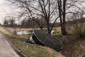 Forebyg stormskader - væltet trampolin