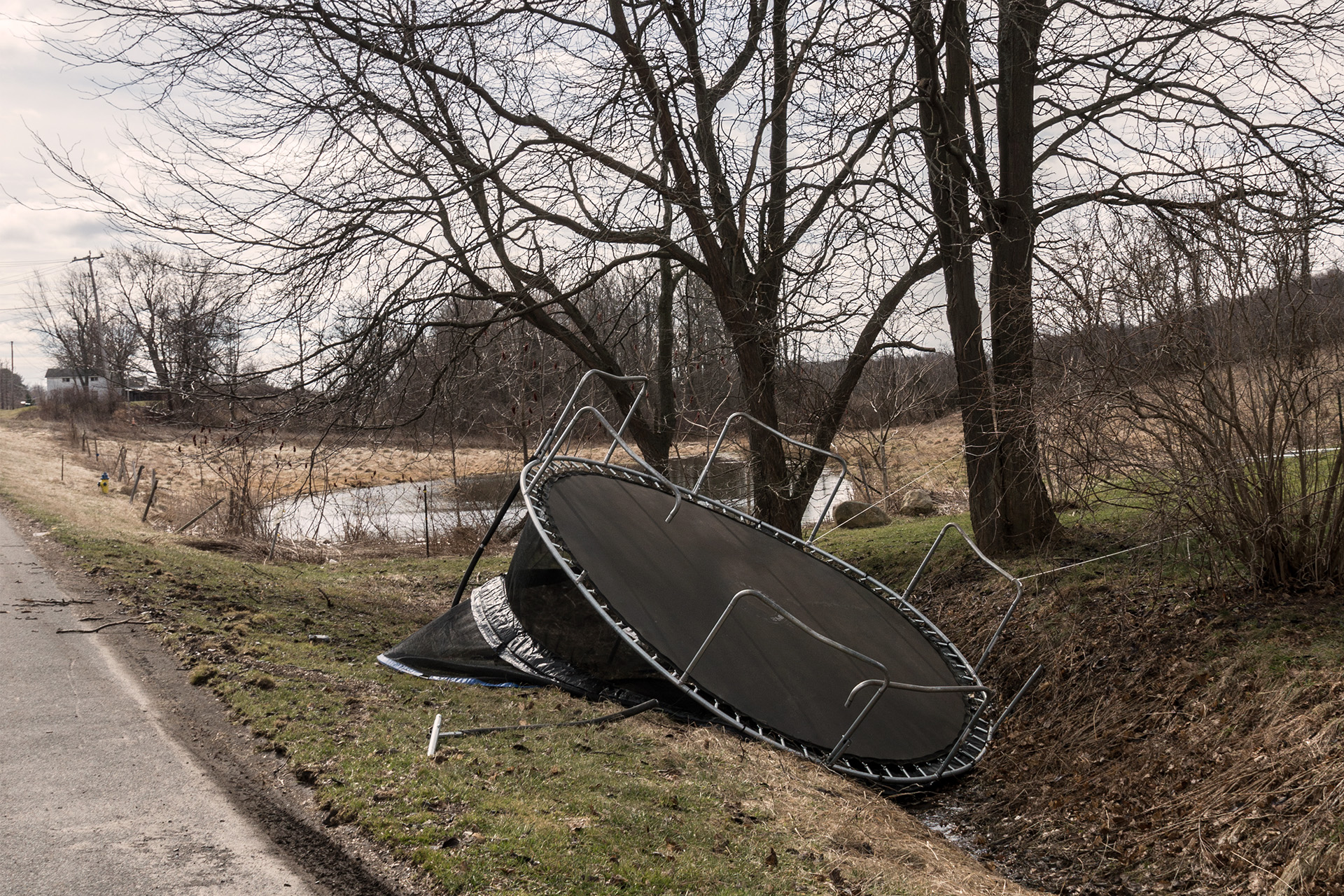 Væltet trampolin i naturen efter stormvejr