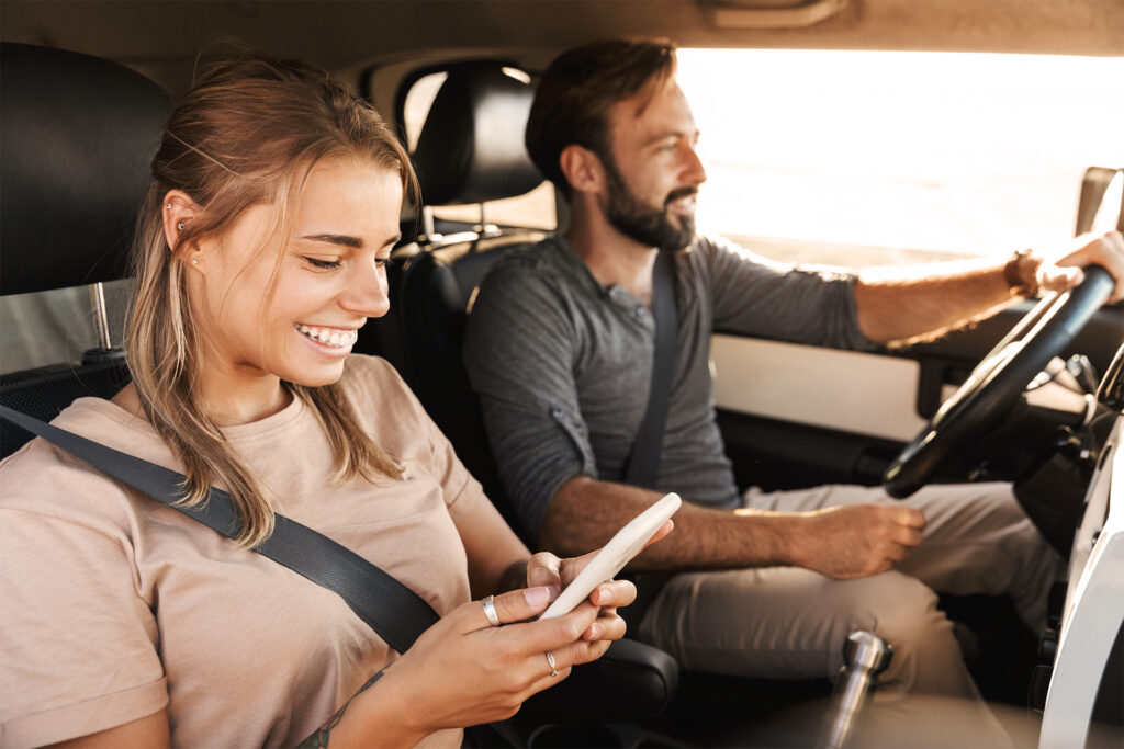 Mand og kvinde i bilen på tur