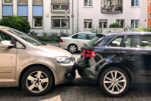 Biler tæt parkeret - undgå parkeringsskade