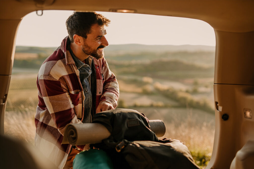 Mand pakker vandretaske i bil