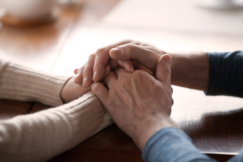 Hænder der holder sammen