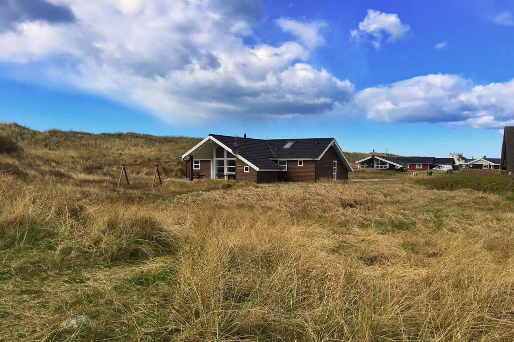 Sommerhus forårsklar - blå himmel og natur.