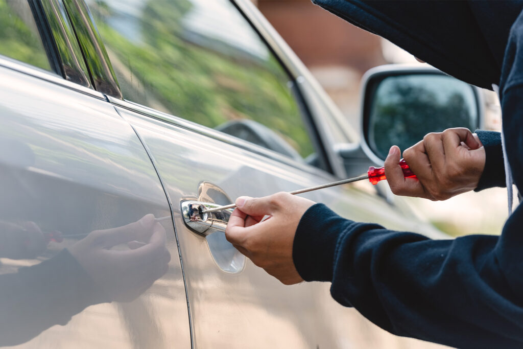Tyv bryder ind i bil med skruetrækker