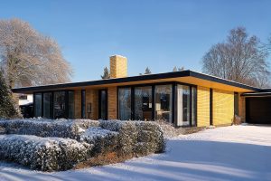 Hus i vintervejr med sne. Forebyg skader.
