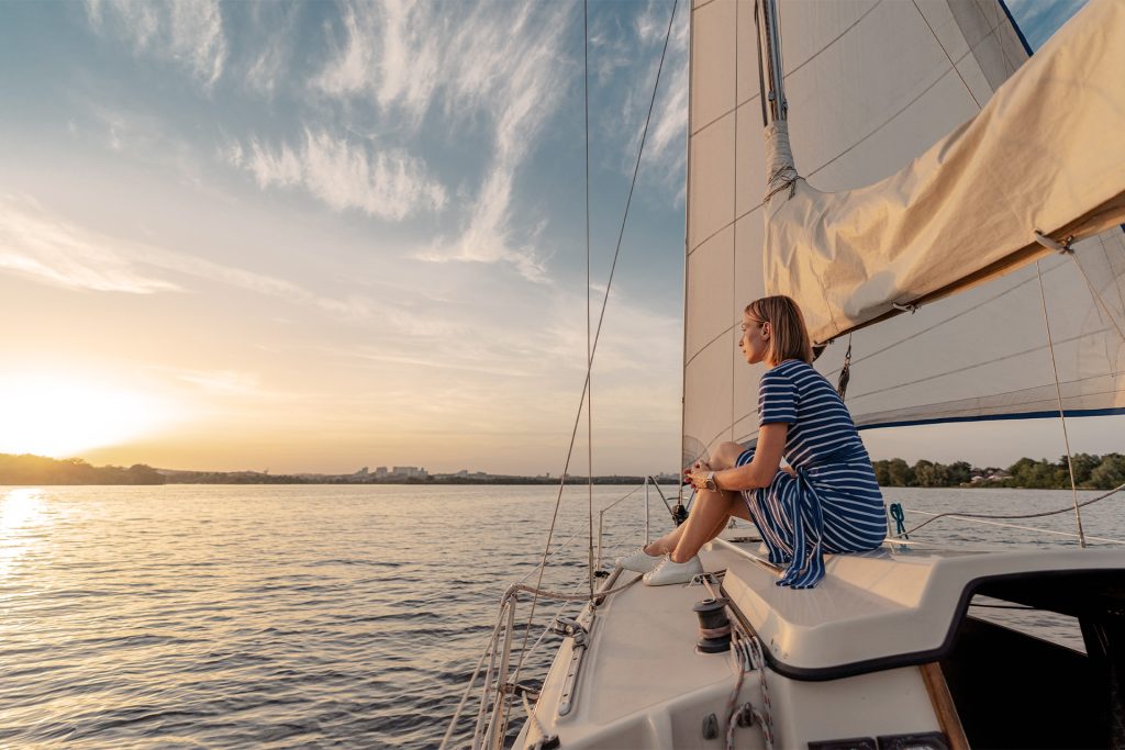 Kvinde på båd i solnedgang