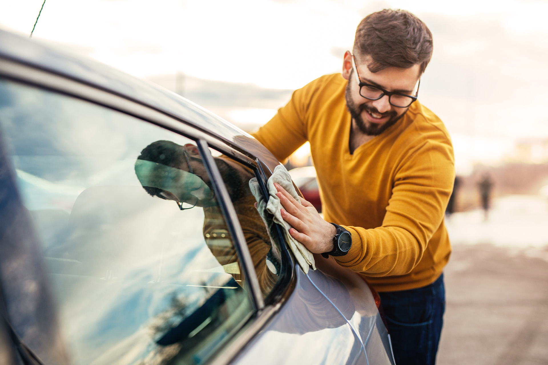 Mand rengør og pudser bil