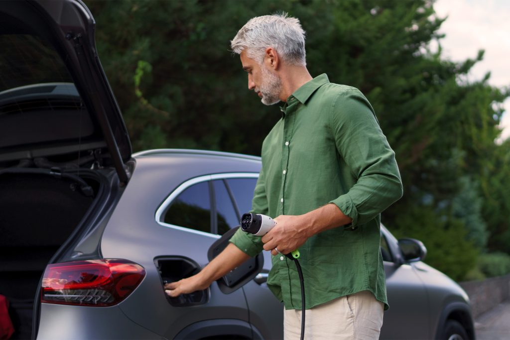 Mand oplader elbil